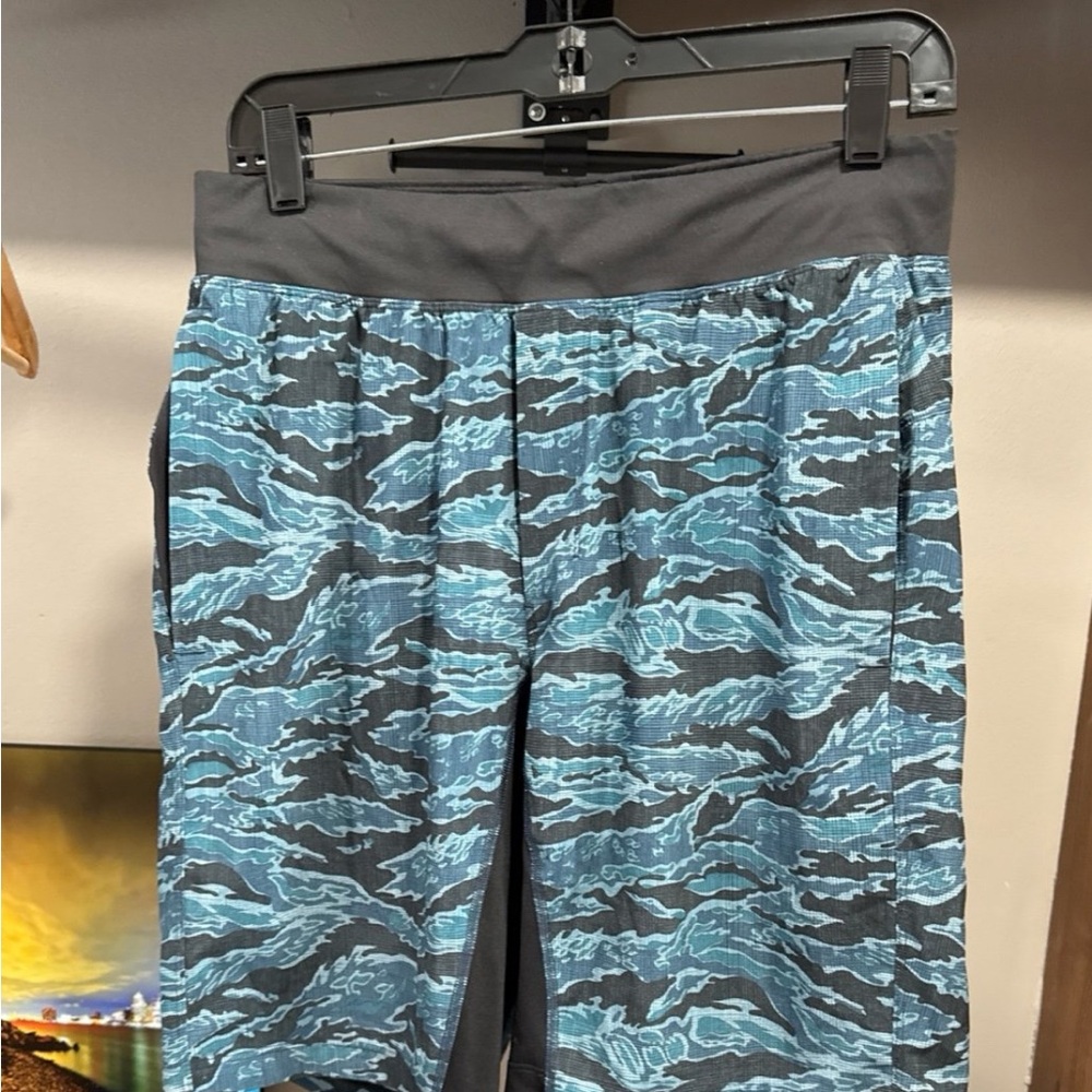 Lululemon Athletica Black and Blue Athletic Shorts M